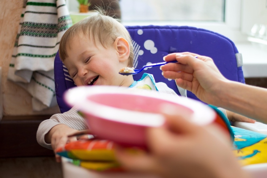 8 Hacks for peaceful mealtime with Toddler. Check out 3 &amp; 4 in particular!