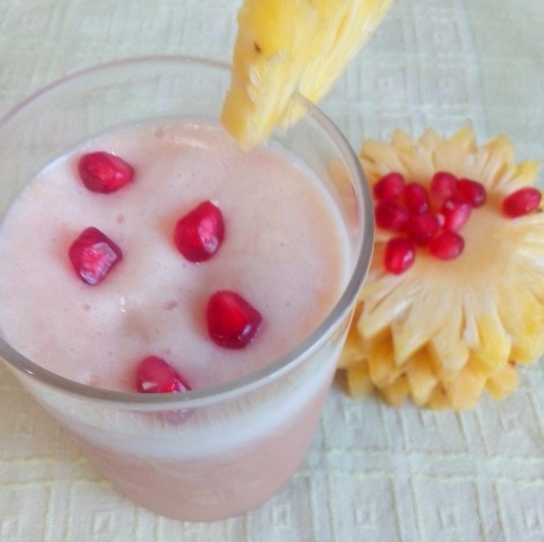 Homemade Pineapple Pomegranate Medley: Cheers to a glassful of health!
