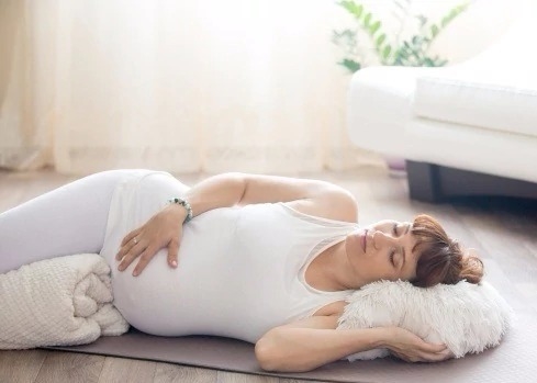 गर्भावस्था में सोने की सबसे सही मुद्रा &#8211; यह सुझाव लें और अच्छी नींद पाएं