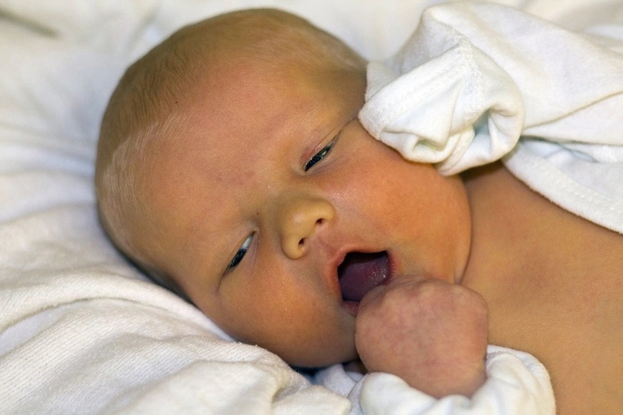ऐसा क्यों होता है: नवजात शिशुओं को होने वाले पीलिया के लक्षण और उपचार