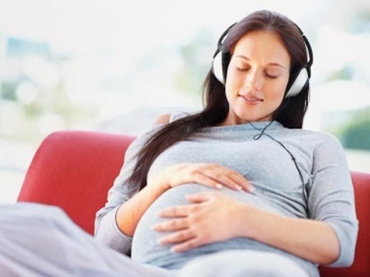 सा रे ग, म, प&#8230; गर्भ में पल रहे शिशु और माँ के रिश्ते की मज़बूत सीढ़ी है संगीत
