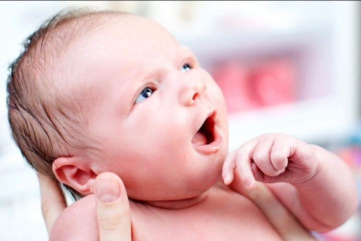जन्म से दो महीने के बच्चे के विकास का माइलस्टोन