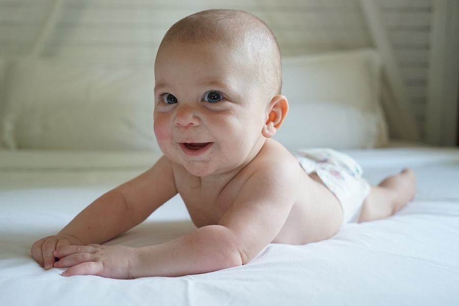 ५ से ६ महीने के बच्चे के विकास का माइलस्टोन