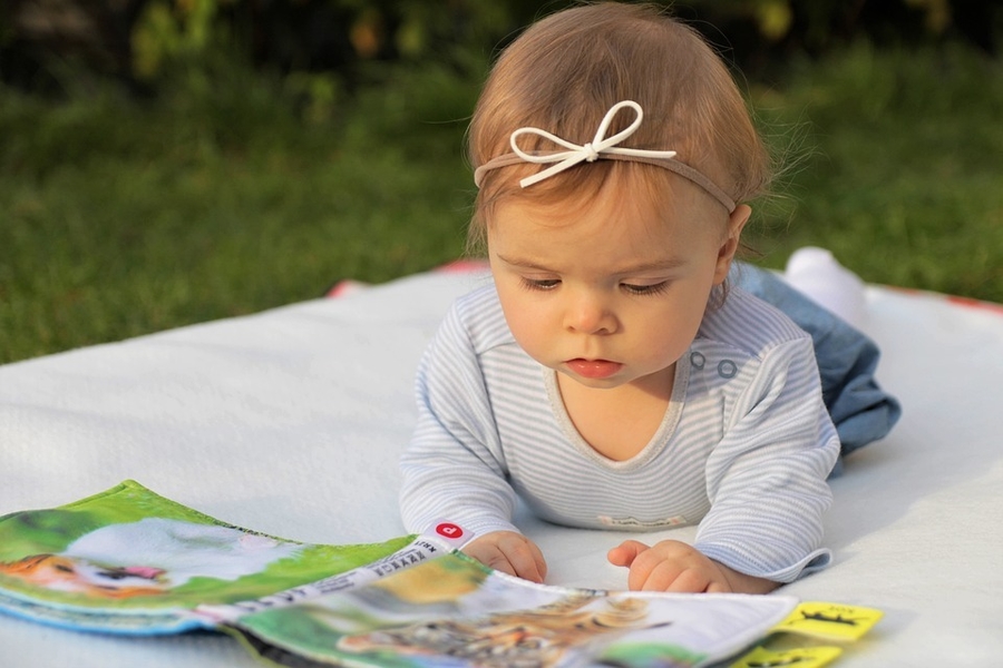 अपने ९ महीने के बच्चे के मस्तिष्क का विकास कैसे करें