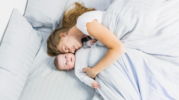 मां और बच्चे के लिए एक दूसरे के साथ सोना क्यों जरुरी है?