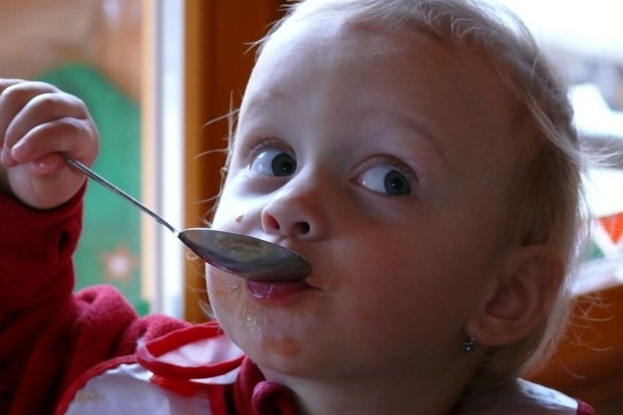 छोटे बच्चों में स्वस्थ भोजन की आदतें डालने के 5 टिप्स