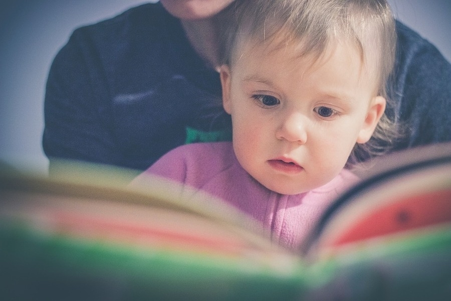 क्याअपने बच्चे के लिए पुस्तकें पढ़ना आपकी प्राथमिकता होनी चाहिए?