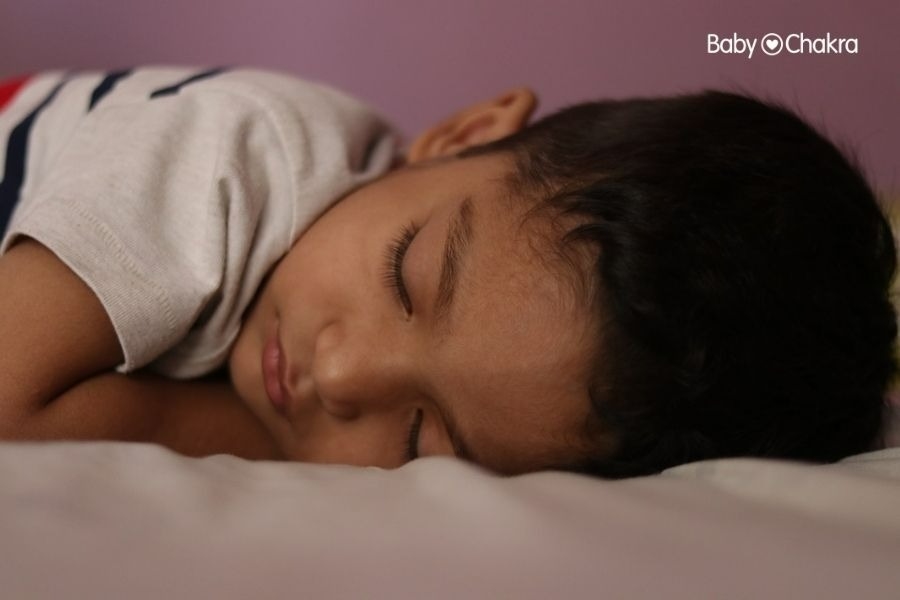 बच्चों की सोते हुए बिस्तर गीला करने की आदत क्या किसी बीमारी की ओर करता है संकेत?