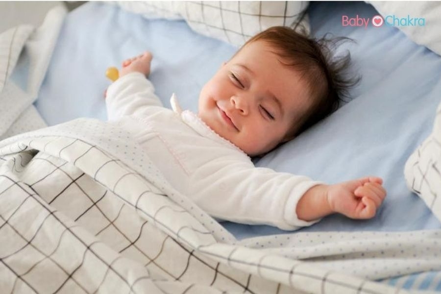 बच्चे नींद में क्यों हंसते हैं, समझें इसके पीछे छिपे स्लीप बिहेवियर का कनेक्शन