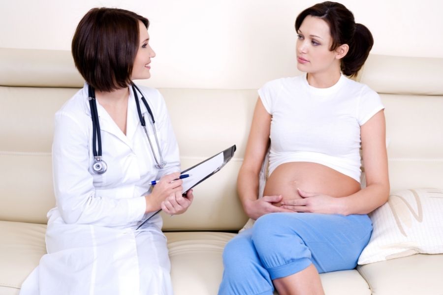 टीडैप वैक्सीनेशन के बारे में डॉक्टर से जानकारी लेती गर्भवती महिला