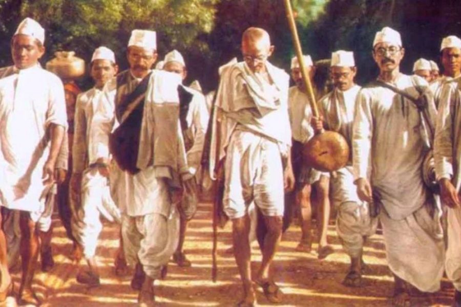 दांडी मार्च करते महात्मा गांधी
