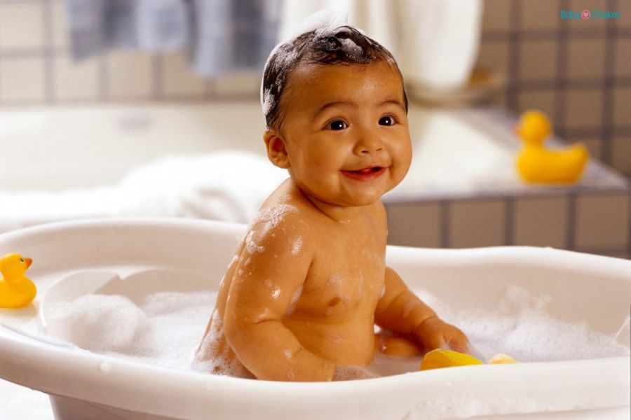 Baby Bath Temperature: बच्चे को नहलाने के लिए पानी का तापमान कितना होना चाहिए?