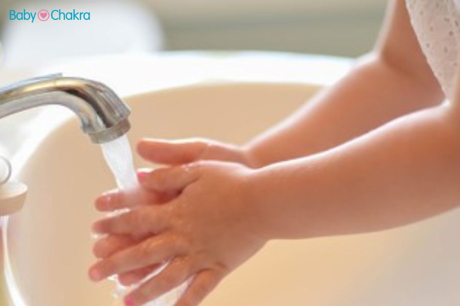 खाना खाने के पहले और बाद में हाथ धोना क्यों है जरूरी: बच्चों को कैसे सिखाएं